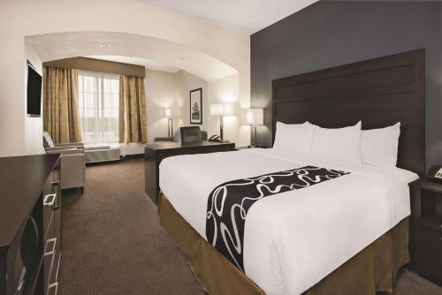 En eller flere senge i et værelse på La Quinta by Wyndham Karnes City - Kenedy