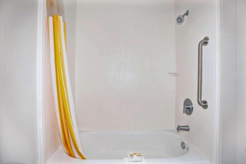 Et badeværelse på La Quinta by Wyndham Karnes City - Kenedy