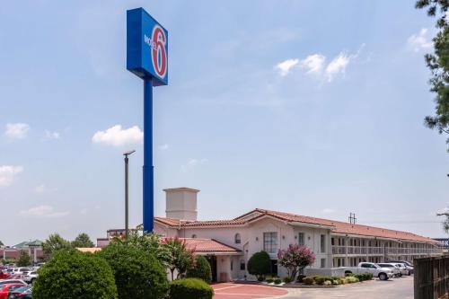 a building with a colgate sign in a parking lot at Motel 6-North Little Rock, AR - McCain in North Little Rock