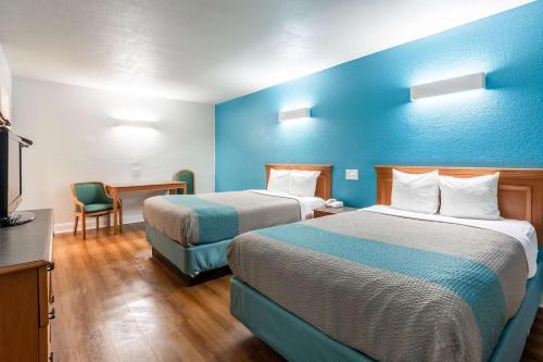 מיטה או מיטות בחדר ב-Motel 6-North Little Rock, AR - McCain