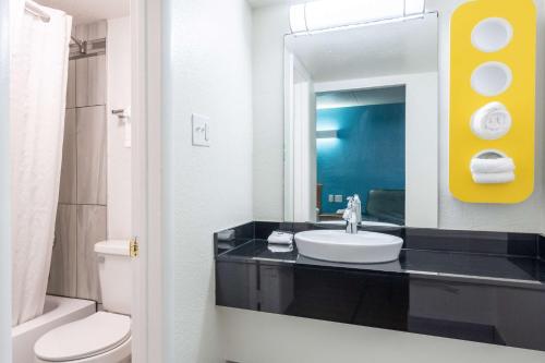 Ванная комната в Motel 6-North Little Rock, AR - McCain