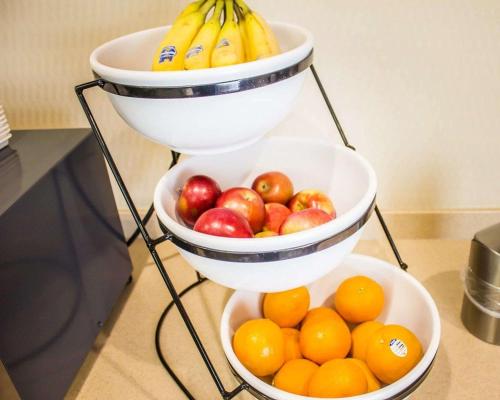 due ciotole di frutta su un supporto con banane e arance di Comfort Inn & Suites a Dayville