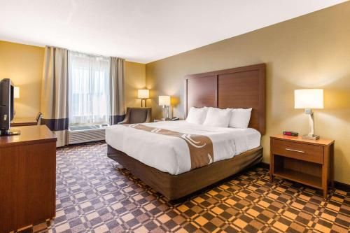 Habitación de hotel con cama grande y TV en Quality Inn & Suites Georgetown - Seaford, en Georgetown