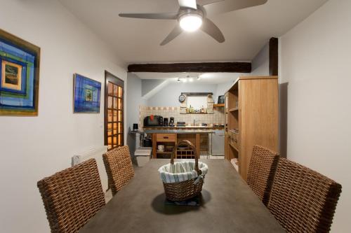 Dapur atau dapur kecil di Gîte urbain les jardins de la meyne