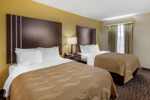um quarto de hotel com duas camas e uma janela em Quality Inn Seneca US-123 em Seneca