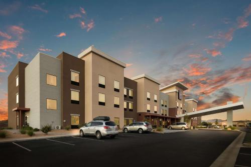 una representación de un edificio con coches estacionados en un estacionamiento en Sleep Inn & Suites Hurricane Zion Park Area, en Hurricane