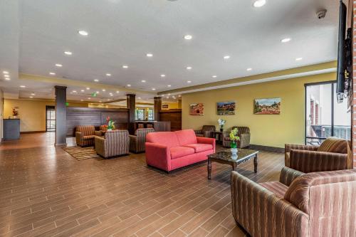 un vestíbulo con sofás y una silla rosa en Sleep Inn & Suites Hurricane Zion Park Area, en Hurricane