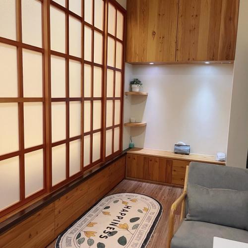 Zona de estar de 鄉間小路 Home 備有專屬停車場
