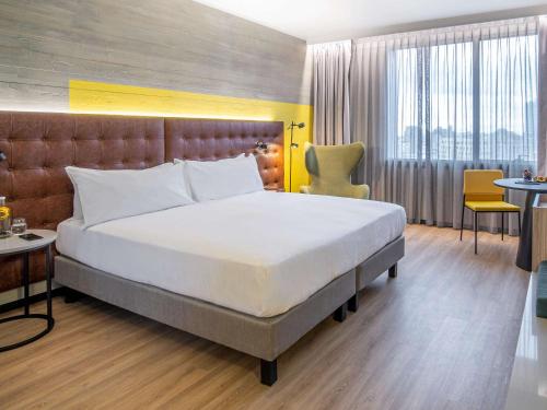 Postel nebo postele na pokoji v ubytování Pullman Santiago El Bosque