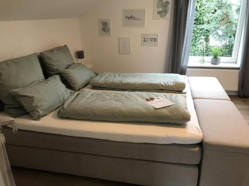 Ein Bett oder Betten in einem Zimmer der Unterkunft Ferienwohnung M1