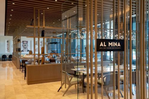 Un restaurante o sitio para comer en Radisson Blu Hotel & Conference Center, Niamey