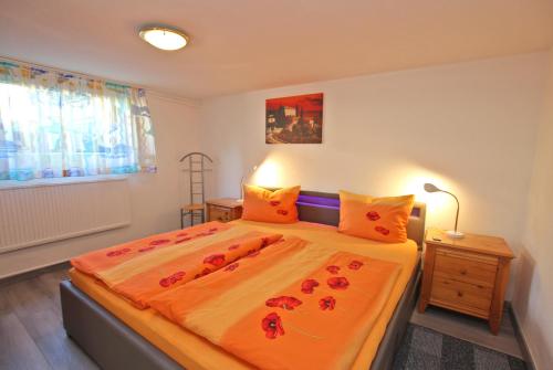 ヴァーレンにあるFerienwohnung Waren SEE 6943のベッドルーム1室(花の飾られたベッド1台付)