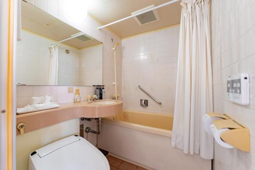 A bathroom at Oyama Palace Hotel