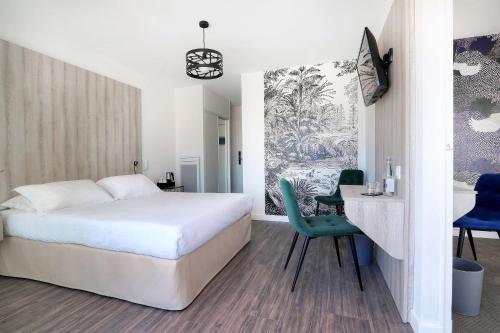 Ένα ή περισσότερα κρεβάτια σε δωμάτιο στο Best Western Hôtel Le Bellevue Quiberon