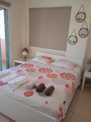 Кровать или кровати в номере Larnaca Xylophagou 2-bedroom apartment with a shaded terrace