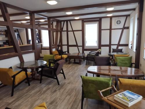 a waiting room with tables and chairs at Hotel zum Weissen Ochsen in Aalen