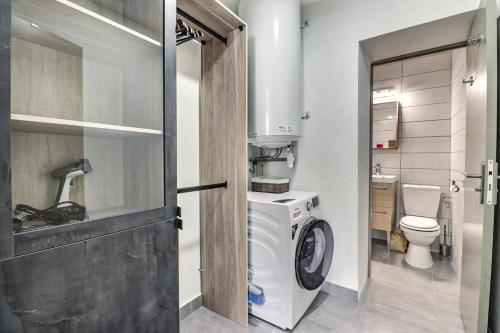 Elle comprend une petite salle de bains pourvue d'un lave-linge et d'un sèche-linge. dans l'établissement L'Exception, à Nîmes