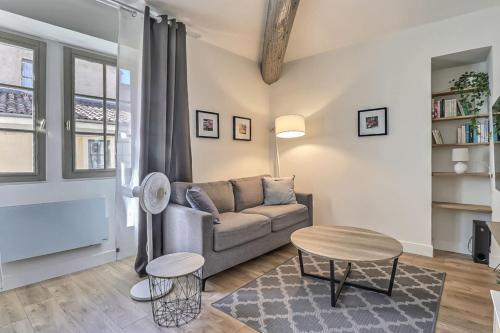 un salon avec un canapé et une table dans l'établissement L'Exception, à Nîmes