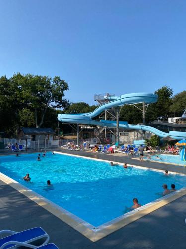 - un groupe de personnes dans une piscine avec toboggan dans l'établissement Camping Eden, à La Baule