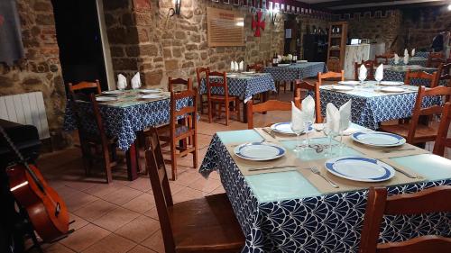 Restoran ili neka druga zalogajnica u objektu Hostal Rural La Pata de Oca y albergue solo por peregrinos