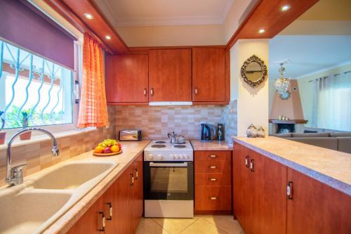 Kuchyň nebo kuchyňský kout v ubytování Zante Sunny Villa II