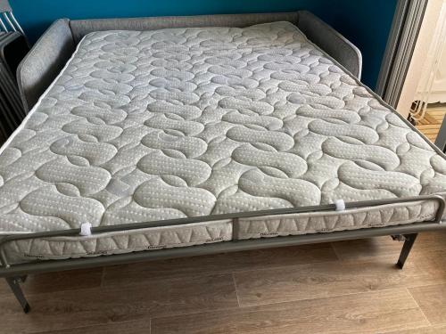 - un matelas sur un cadre de lit dans une chambre dans l'établissement Escapade au port, à Hyères