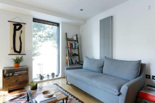 Peaceful & Modern 2BR Flat with Water Views, London, United Kingdom