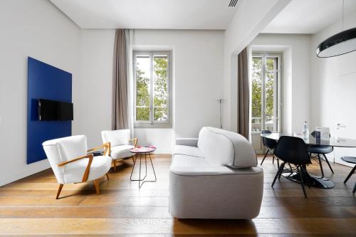 sala de estar con sofá, sillas y mesa en numa I Vita Apartments, en Florencia
