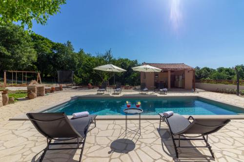 Bazén v ubytování Beautiful villa Stora Kuca with private pool in Labin - Rabac nebo v jeho okolí