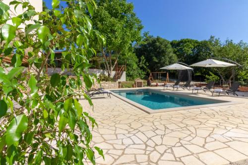 Bazén v ubytování Beautiful villa Stora Kuca with private pool in Labin - Rabac nebo v jeho okolí