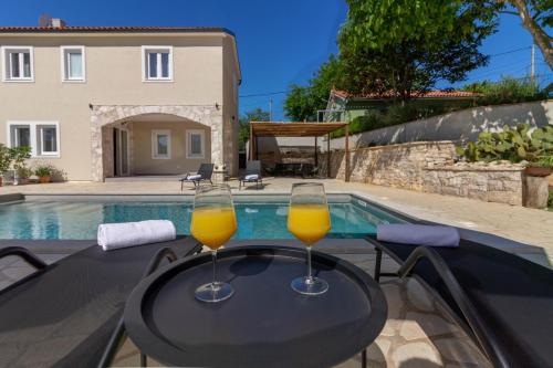 Bazén v ubytování Beautiful villa Stora Kuca with private pool in Labin - Rabac nebo v jeho okolí