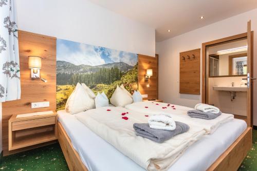 מיטה או מיטות בחדר ב-Landhotel Hinteraigengut