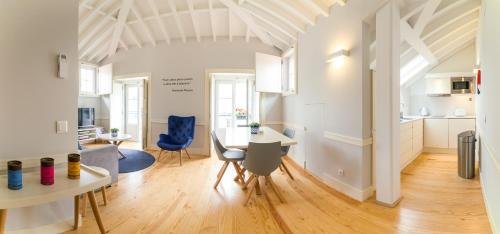 een keuken en een woonkamer met een tafel en stoelen bij Villa Baixa - Lisbon Luxury Apartments in Lissabon