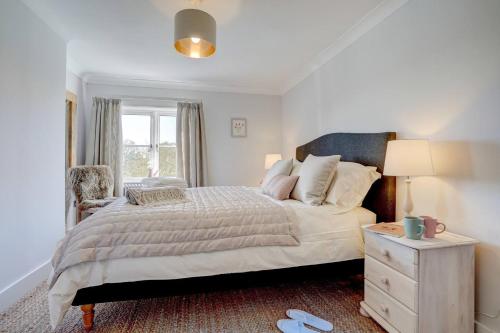 Säng eller sängar i ett rum på Luxury 1 bed cottage with hot tub and log burner