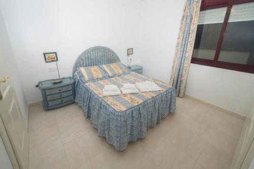 a bedroom with a bed with two towels on it at Topacio i 211a in Calpe