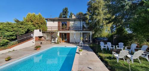 une maison avec une piscine devant une maison dans l'établissement Le Chalet de Brassac, à Brassac