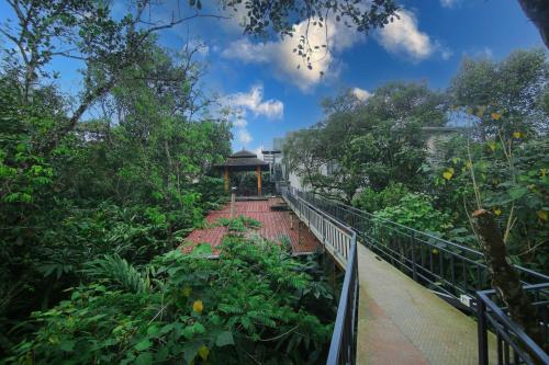 une passerelle au milieu d'un jardin dans l'établissement Spice Villa Thekkady, à Thekkady