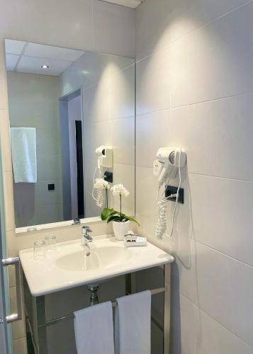 a bathroom with a sink and a mirror at SM Hotel Teatre Auditori in Barcelona