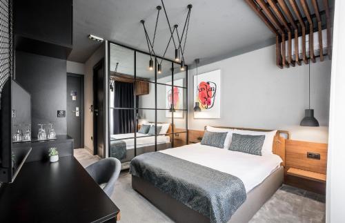 Una cama o camas en una habitación de 7 Rooms Suites