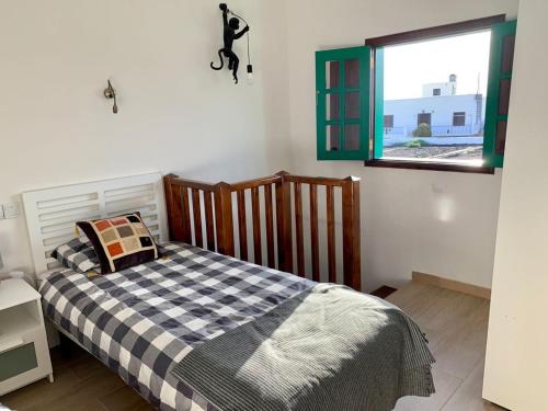 ein kleines Schlafzimmer mit einem Bett und einem Fenster in der Unterkunft Casa Antoñita, El lugar perfecto para descansar in Muñique