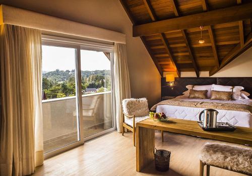 グラマドにあるHotel Refugio da Montanhaのベッドルーム1室(ベッド1台、大きな窓付)