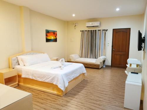um quarto de hospital com uma cama e uma cadeira em Acrige Apartelle 2-4 pax Queen @ heart of Bogo City em Banban
