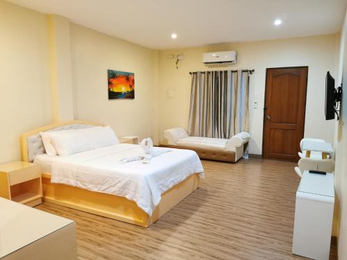 Postel nebo postele na pokoji v ubytování Acrige Apartelle 2-4 pax Queen @ heart of Bogo City