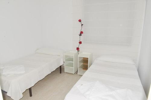 2 camas en una habitación con paredes blancas en Coral Beach 320d, en Calpe