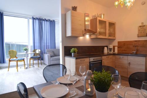a kitchen and living room with a table and chairs at Villa Concha-Apartamenty Bryza-Parking in Świnoujście