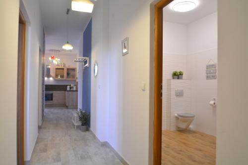 a hallway with a toilet and a kitchen at Villa Concha-Apartamenty Bryza-Parking in Świnoujście