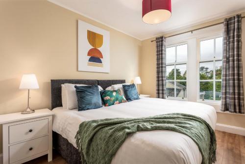 艾爾的住宿－The Orchard - Donnini Apartments，一间卧室设有一张大床和一个窗户。