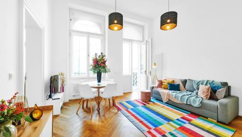 ein Wohnzimmer mit einem Sofa und einem Tisch in der Unterkunft Residence Dlouha - Old Town in Prag