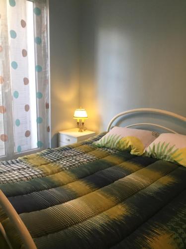 une chambre avec un lit et une lampe sur une table dans l'établissement LE SOLEIL DE MARSEILLE, à Marseille