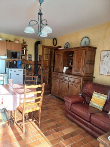 ein Wohnzimmer mit einem Tisch und einem Sofa in der Unterkunft Bas de villa, 2 terrasses, piscine, SPA, sauna... in Neffes